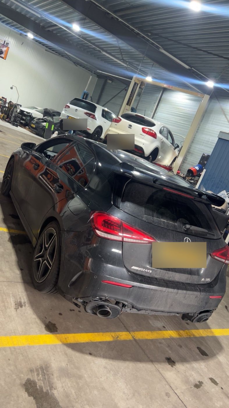 Zwarte Mercedes-AMG A35 in de werkplaats van A.B.Autoservice